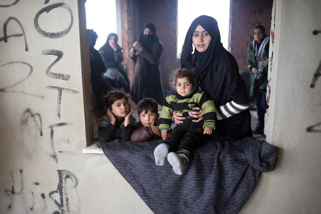 En afghansk flyktingfamilj som har tagit sig till Izmir i Turkiet i hopp om att kunna söka sig vidare och få asyl i EU. Arkivbild. (Foto: Emre Tazegul/AP/TT)