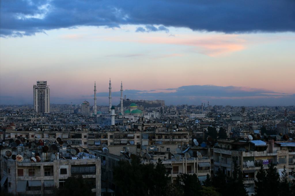 Centrala Aleppo, med det historiska citadellet vid horisonten. (Foto: Hassan Ammar/AP/TT)