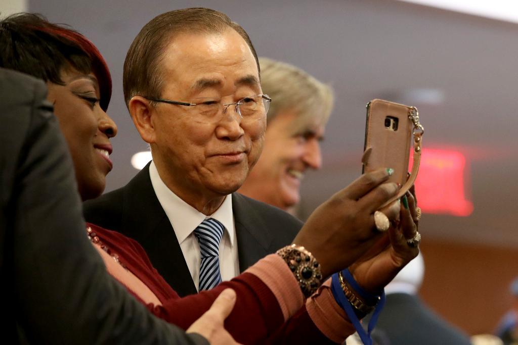 Ban Ki-Moon ställer upp på en selfie. (Foto: AP/TT)