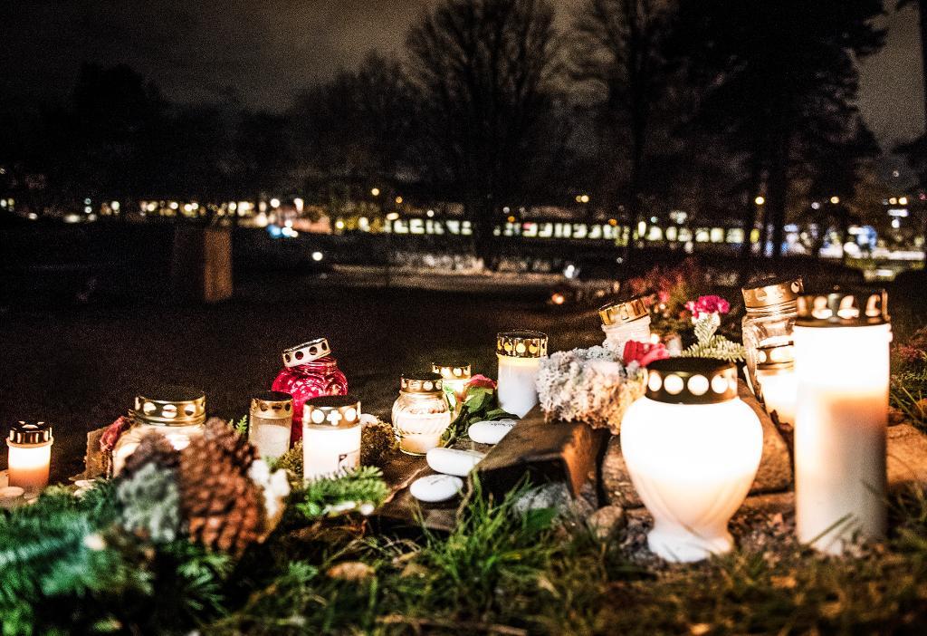 Brinnande ljus på Skogskyrkogården i Stockholm under allhelgonahelgen. Arkivbild. (Foto: Tomas Oneborg/SvD/TT)