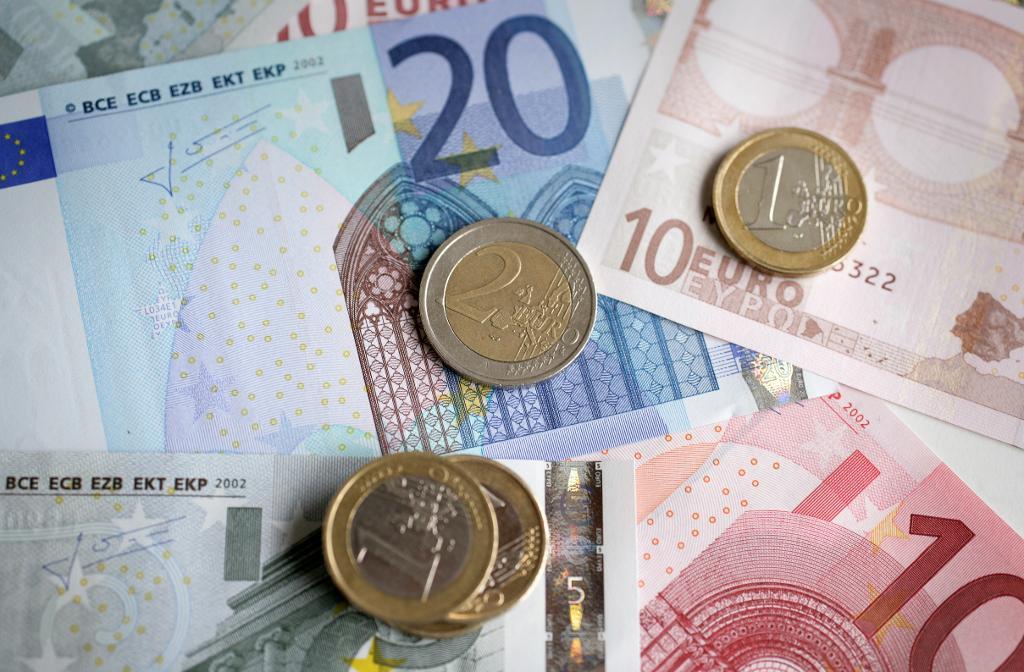 Euromynt och sedlar i olika valörer. Arkivbild. (Foto: Fredrik Sandberg / TT)