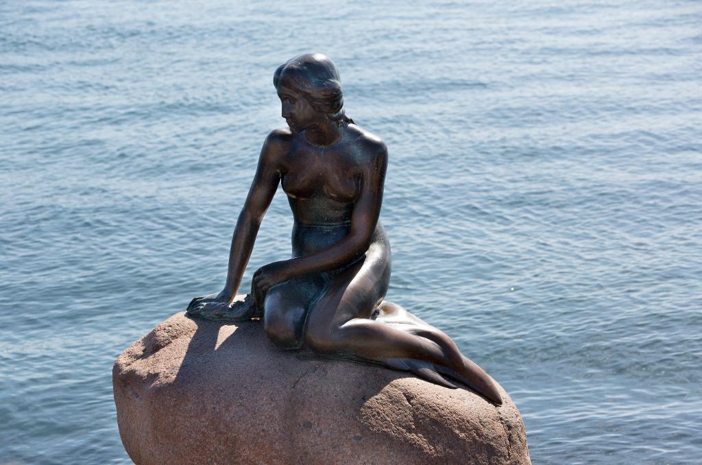 Statyn Den lille havfrue i Köpenhamn fyllde 100 år 2013. Bland danskar av kött och blod finns också många kvinnor över 100. Arkivbild. (Foto: Drago Prvulovic/ TT)