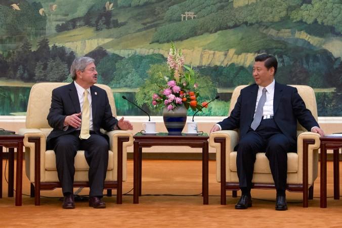Iowas guvernör Terry Branstad träffar Xi Jinping 2013. Branstad, som är personlig vän med Xi, blir nu Trump-administrationens ambassadör i Kina. (Foto: Andy Wong/AFP/Getty Images)