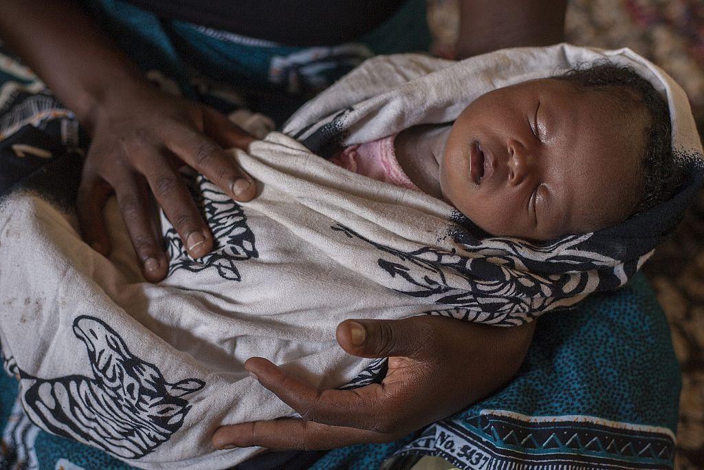 Drönare testas i Malawi bland annat för att snabbare upptäcka humanitära kriser, och transportera blodprover från barn till hiv-positiva mödrar. År 2014 föddes närmare 40 000 barn av mödrar med hiv och det är viktigt med snabb diagnos för tidig behandling av dessa barn. (Foto: Amos Gumulira/AFP/Getty Images
