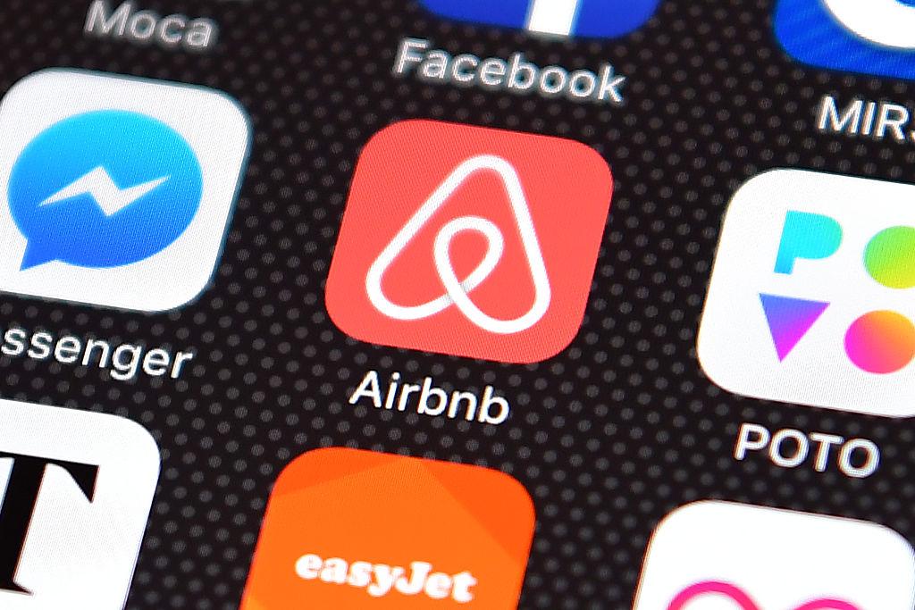 Regler för bostadsuthyrning börjar komma, som ett tak för hur många dygn per år man får hyra ut sin bostad på Airbnb. (Foto:  Carl Court/Getty Images)