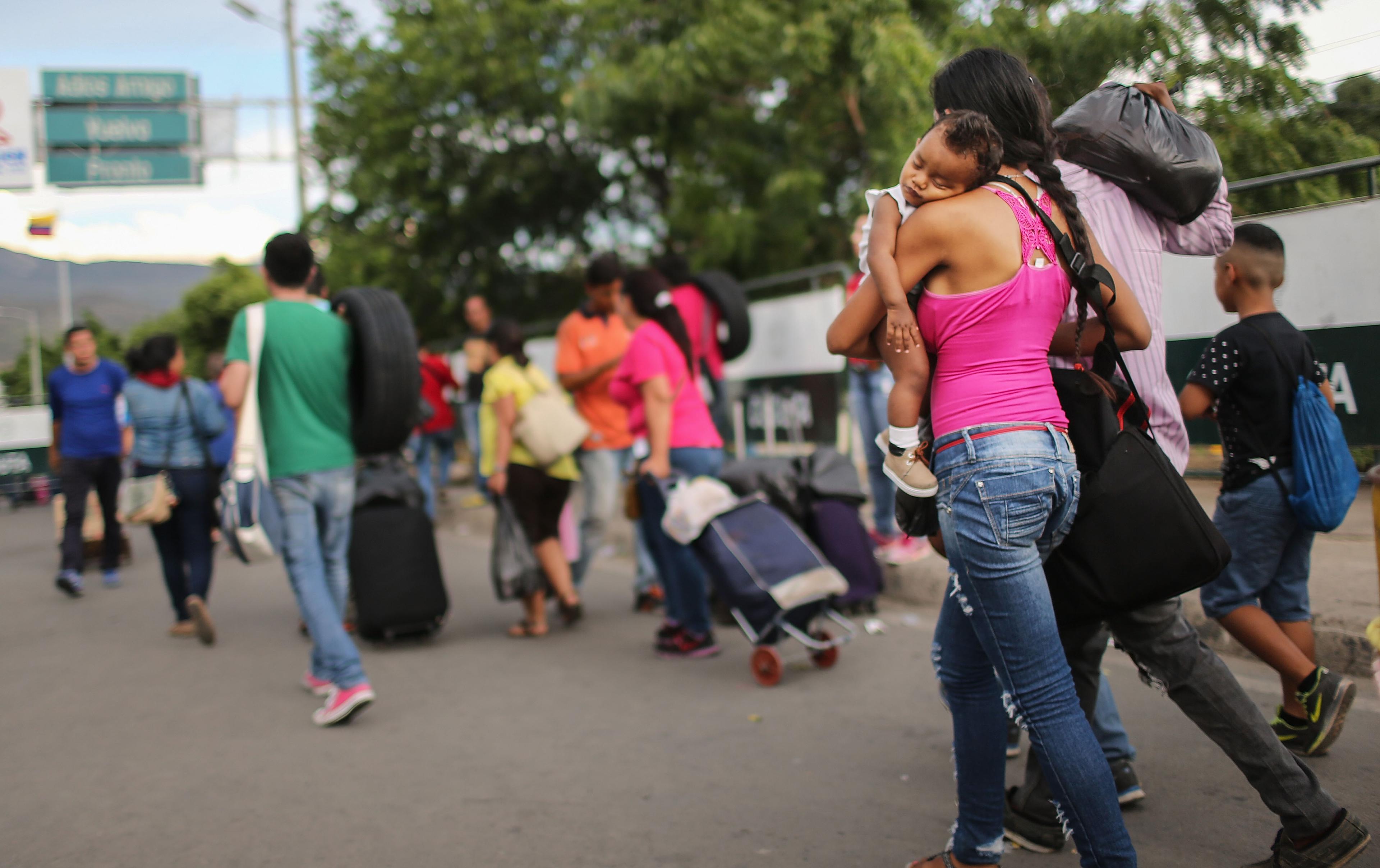 Venezuelaner som gått över gränsen till Colombia för att få tag i nödvändiga varor. Krisen i Venezuela har nu även fått venezuelanska kvinnor att sälja sitt hår, som sedan blir hårförlängningar i Colombia. (Foto: Mario Tama/Getty Images)