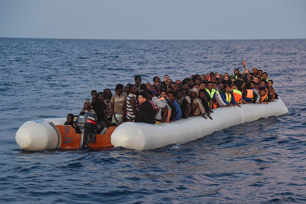 De här flyktingarna var på väg mot Europa över Medelhavet när de plockades upp av ett räddningsfartyg utanför Libyens kust. Hur många som färdas i ännu sämre båtar och försvinner spårlöst är omöjligt att säga. (Foto: Andreas Solaro/AFP/Getty Images)
