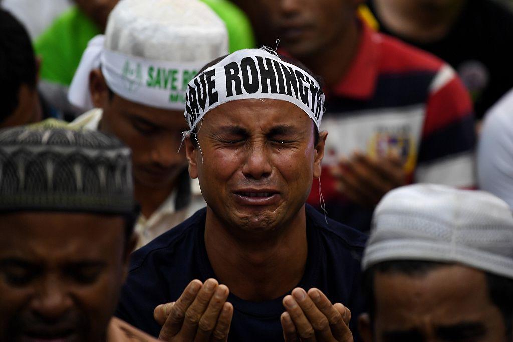 En etnisk rohingya bryter ihop under en demonstration i Kuala Lumpur i Malaysia den 4 december. Vid protesterna mot förföljelsen av Rohingyamuslimer i Burma sade Malaysias premiärminister Najib Razak att Aung San Suu Kyl måste ingripa för att förhindra ett folkmord  på rohingyamuslimerna. (Foto: Manan Vatsyayana/AFP/Getty Images)
