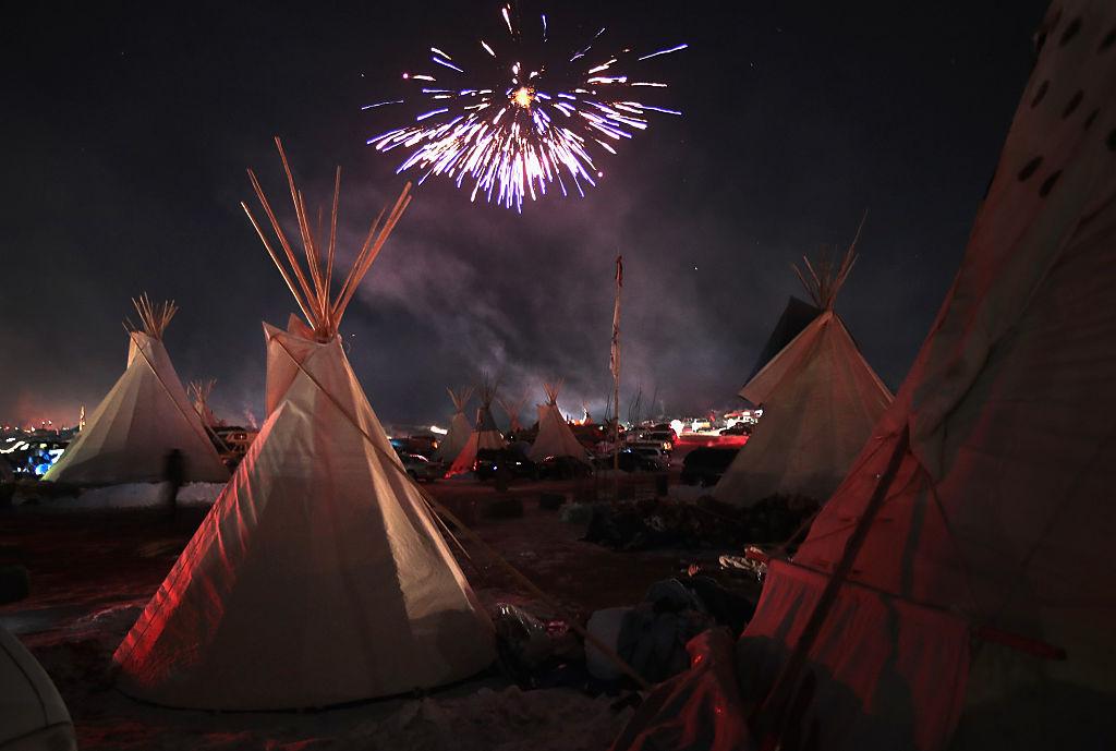 Segern över oljebolaget firas med raketer i det stora tältlägret i utkanten av sioux-indianernas reservat Standing Rock i North Dakota. (Foto: Scott Olson/Getty Image)
