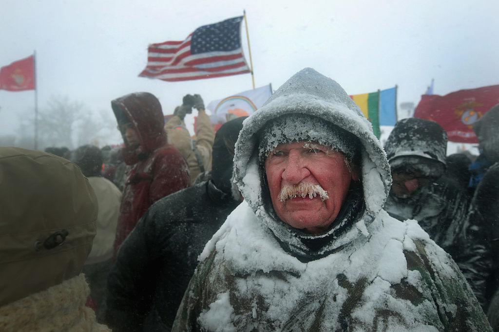 Veteraner från amerikanska armén protesterade tillsammans med indianerna mot oljeledningen genom deras reservat. Dagen efter bad de ursprungsbefolkningen om ursäkt för arméns övergrepp i historien. (Foto: Scott Olson/Getty Images)
