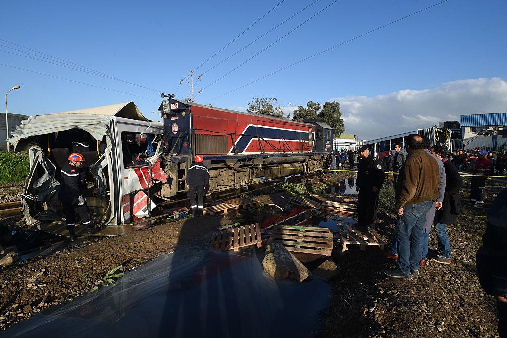 En buss kolliderade med ett tåg nära Sidi Fathallah, cirka 10 kilometer söder om huvudstaden. (Foto: Fethi Belaid /AFP/Getty Images)