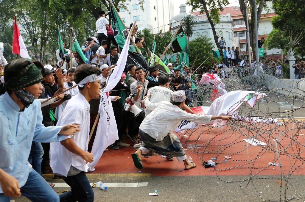 Demonstranter i samband med protesten den 4 november i Jakarta. Arkivbild. (Foto: Tatan Syuflana/TT/AP)