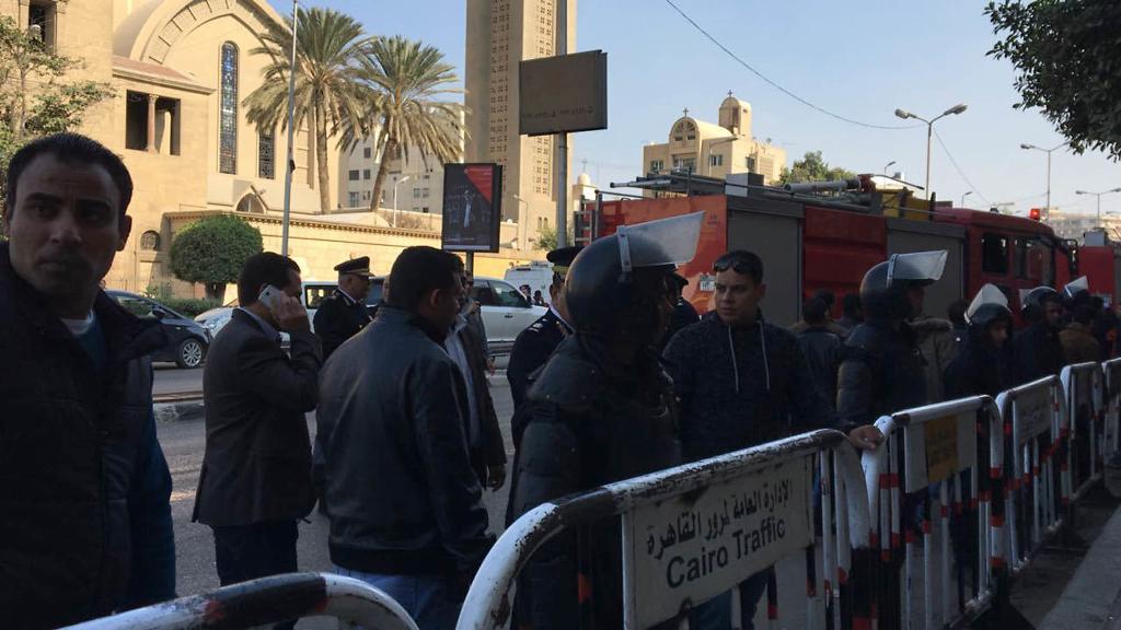 Säkerhetsstyrkor utanför Markuskatedralen i centrala Kairo. (Foto: Nariman El Mofty/AP/TT)