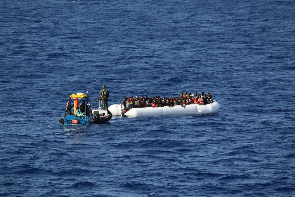 Migranter räddas av svensk kustbevakning utanför Libyens kust år 2015. Arkivbild. (Foto: Kustbevakningen)