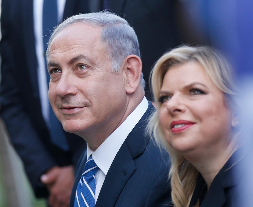Israels premiärminister Benjamin Netanyahus fru Sara Netanyahu misstänks ha låtit statliga medel bekosta parets privata utgifter. (Foto: Luca Bruno/AP/TT)