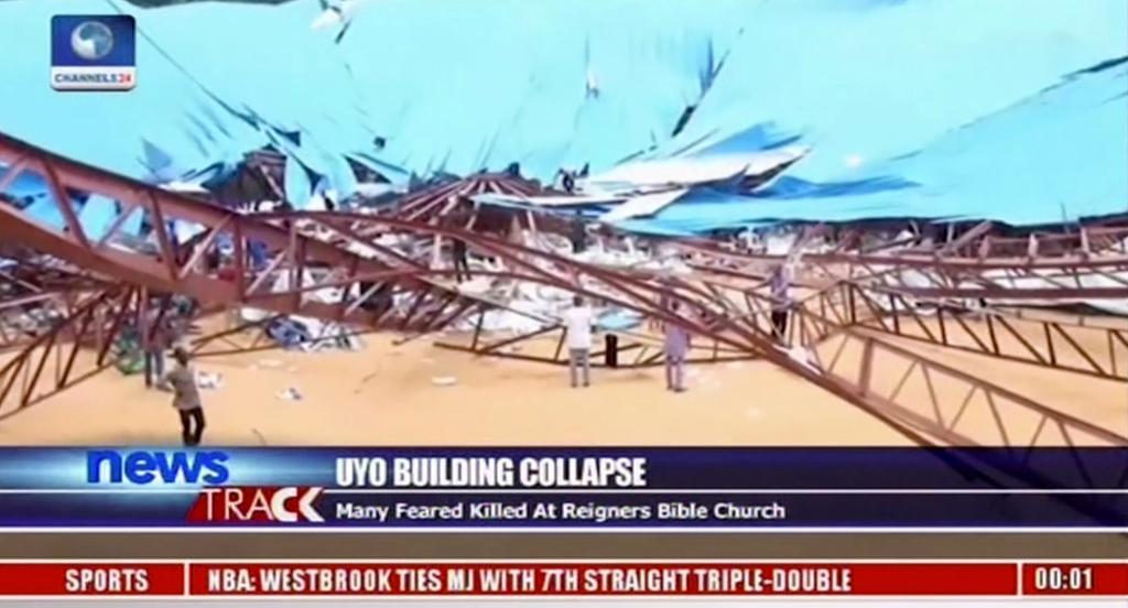 Tv-bilder från Uyo. Taket till kyrkan i Uyo i södra Nigeria kollapsade. (Foto: Channels TV/AP/TT)