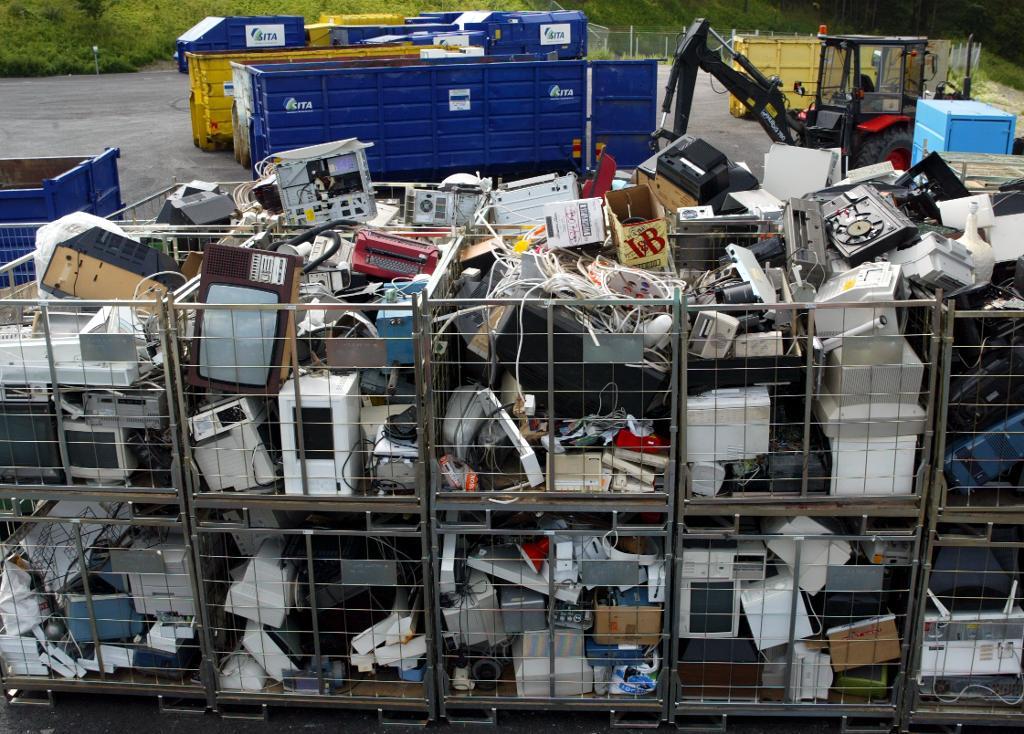 Elektroniksopor hör till sådant som tjuvar lockas av på återvinningsstationerna. Arkivbild. (Foto: Björn Tilly/TT/SE)