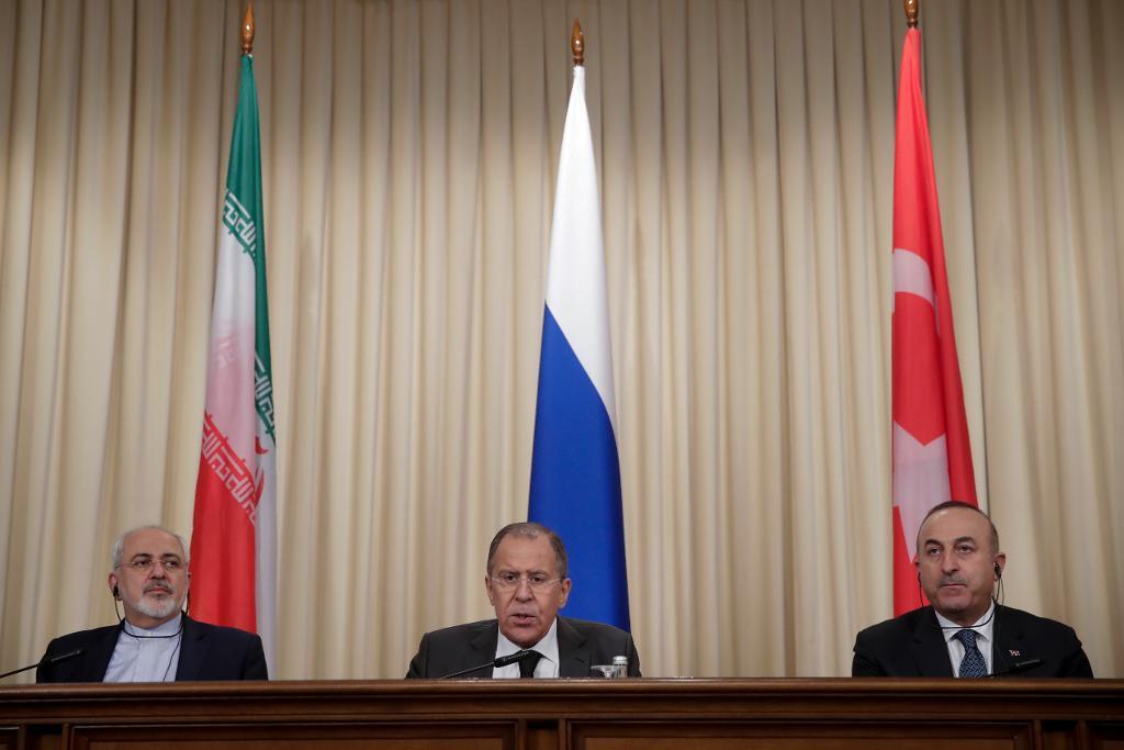 Utrikesministrarna från de tre länder som möttes i Moskva, från vänster Irans Mohammad Javad Zarif, Rysslands Sergej Lavrov och Turkiets Mevlüt Çavusoglu. (Foto: Pavel Golovkin/AP/TT)