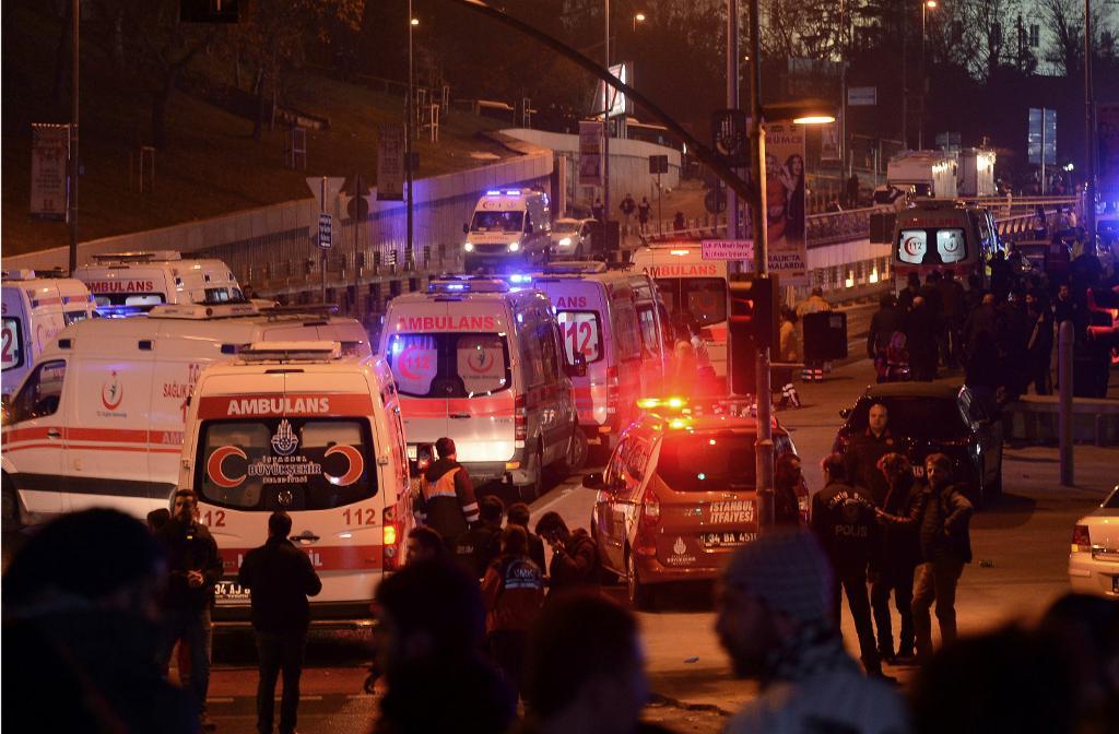 Minst 38 människor har dödats i dubbla sprängdåd på lördagskvällen vid fotbollsklubben Besiktas hemmaarena i centrala Istanbul. (Foto: Ismail Coskun/AP/TT)
