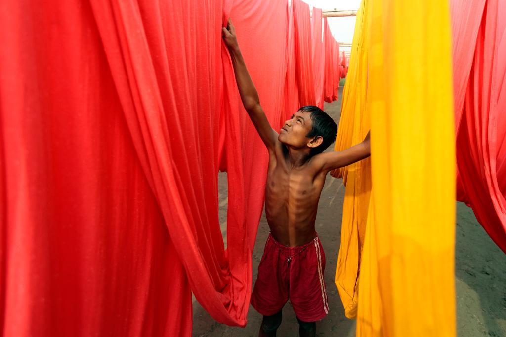 Barnarbete, med arbetsveckor på i snitt 64 timmar, är utbrett bland boende i Dhakas slum, enligt en rapport. Textilindustrin är den vanligaste arbetsgivaren. (Foto: A.M. Ahad/AP/TT-arkivbild)