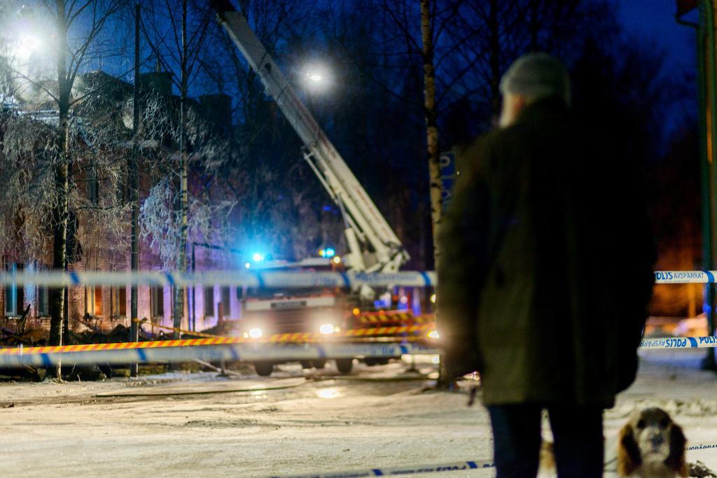 Ett halvt kvarter har förstörts av en kraftig brand som härjat i centrala Umeå sedan måndag kväll. (Foto: Samuel Pettersson/TT)