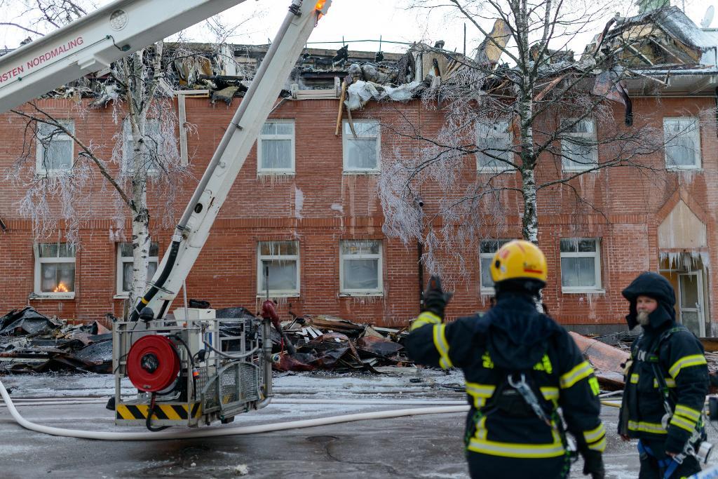 Ett halvt kvarter har förstörts av en kraftig brand som härjat i centrala Umeå sedan måndag kväll. Branden i Umeå startade vid 18.30-tiden i ett gårdshus i trä bredvid Druidgården på Storgatan. (Foto: Samuel Pettersson/TT)