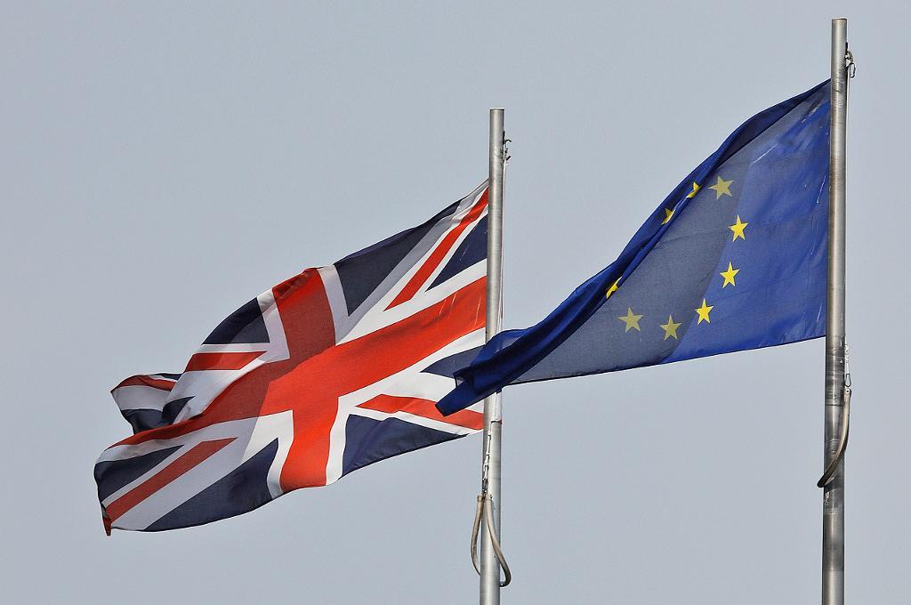Storbritanniens och EU:s flaggor i London.  (Foto: Frank Augstein -arkivbild)