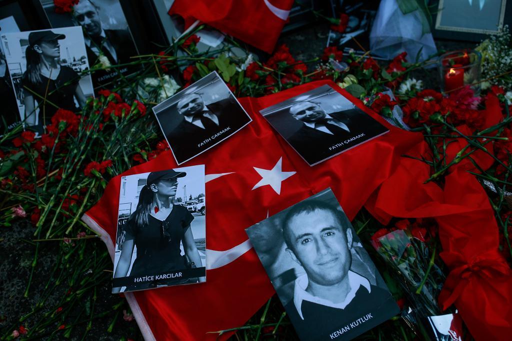 Bilder på offren för massakern pryds av rosor och den turkiska flaggan vid en minneshögtid utanför nattklubben Reina i Istanbul. (Foto: Emrah Gurel/AP/TT)