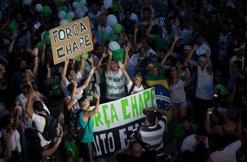 Chapecoense-supportrar hyllar offren för flygkraschen under en match på Maracana-stadion i Rio de Janeiro. (Foto: Silvia Izquierdo/AP/TT-arkivbild)