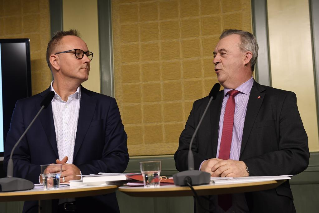 Landsbygdskommitténs ordförande Johan Persson (t.v.) lämnde över utredningens slutbetänkande till landsbygdsminister Sven-Erik Bucht (t.h.) i dag. (Foto: Jonas Ekströmer/TT)