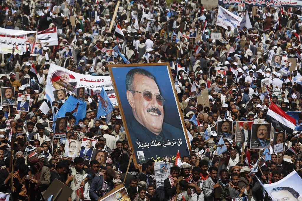 Anhängare till Jemens tidigare envåldshärskare Ali Abdullah Saleh under ett stort möte i Sanaa i mars förra året. (Foto: Hani Mohammed/AP/TT-arkivbild)