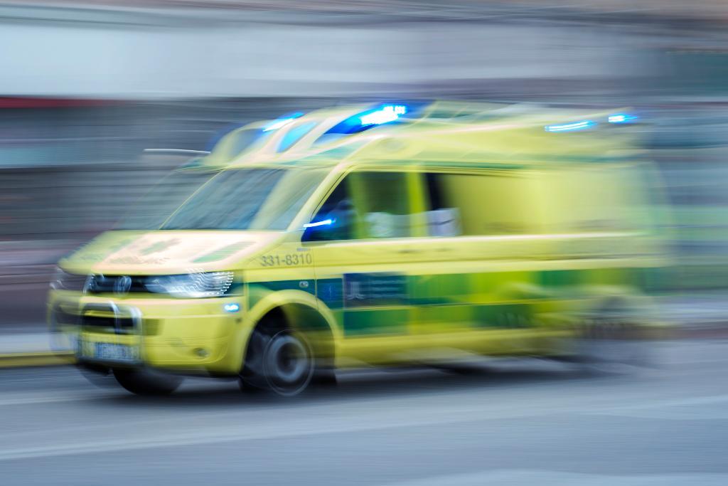 Efter den dramatiska räddningsinsatsen fördes bilföraren med ambulans till sjukhus.(Foto: Stina Stjernkvist/TT-arkivbild)