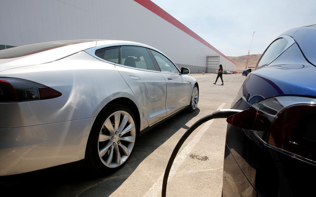 Ett par Model S suger i sig ström vid Teslas gigafabrik i Nevada i somras. (Foto: Rich Pedroncelli/AP/TT)