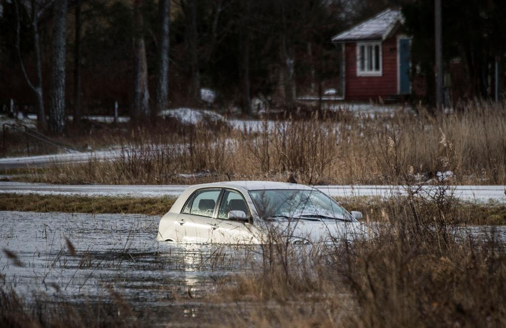 En person fick räddas ur denna översvämmade bil i Södra Dragsviken i Kalmar under onsdagens storm och höga vattenstånd.
(Foto: Suvad Mrkonjic/TT)