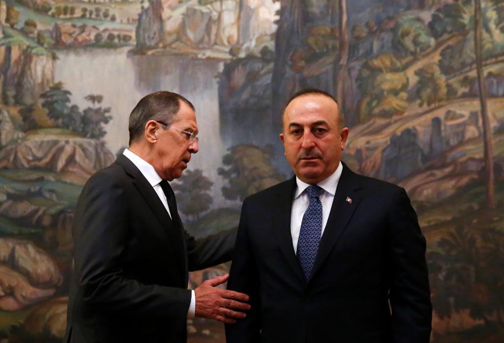 Rysslands utrikesminister Sergej Lavrov och Turkiets utrikesminister Mevlüt Çavusoglu i samband med mötet, där länderna tillsammans med Iran kom överens om den fredsplan för Syrien som senare antogs av FN:s säkerhetsråd.
(Maxim Sjemetov/AP/TT)