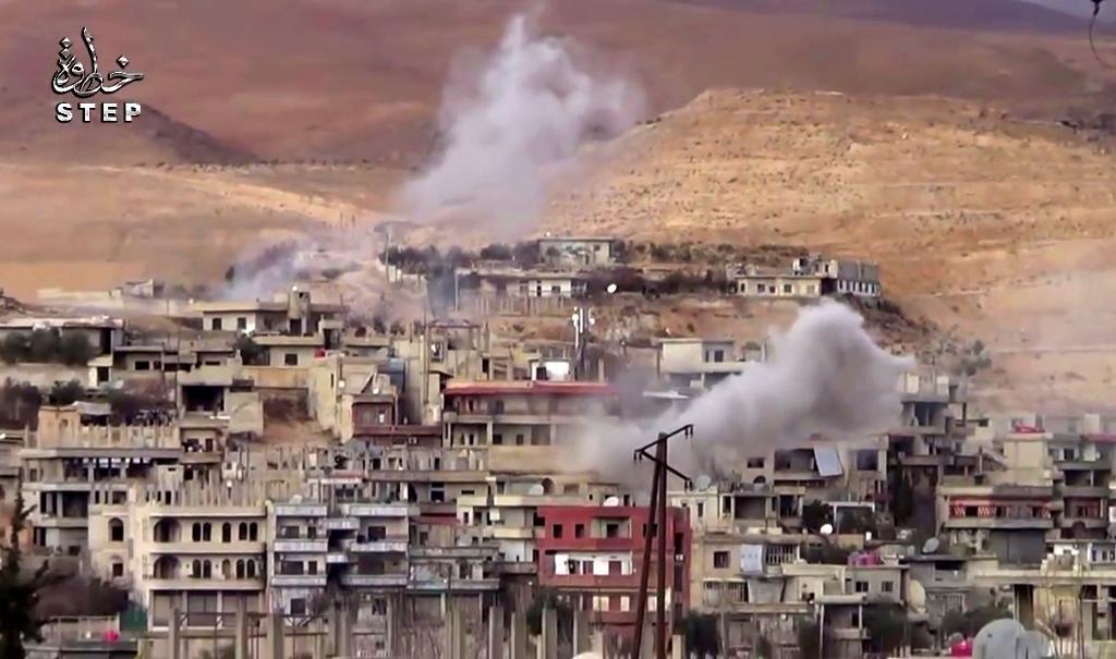 Rök stiger efter att regeringstrogna styrkor attackerat Wadi Barada, nordväst om Syriens huvudstad Damaskus.  (Foto: AP/TT-arkivbild)