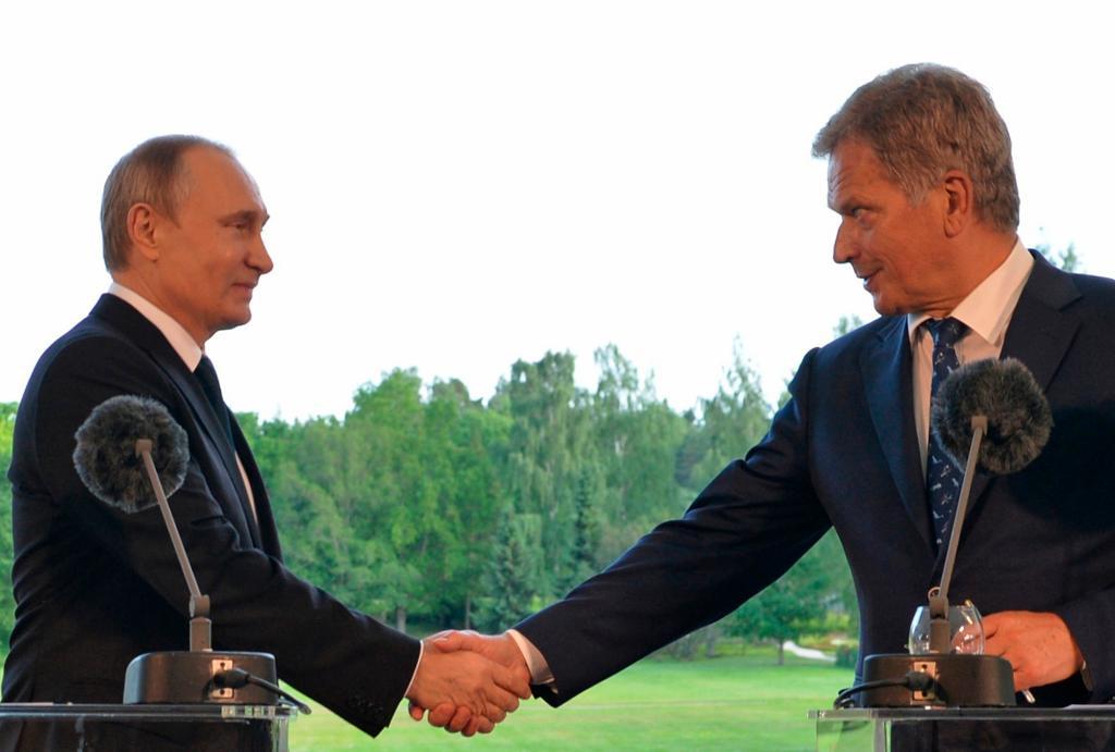 Den finska presidenten Sauli Niinistö skakar hand med sin ryske kollega Vladimir Putin under det senaste besöket i somras.  (Foto: Alexei Druzhinin/AP/TT)