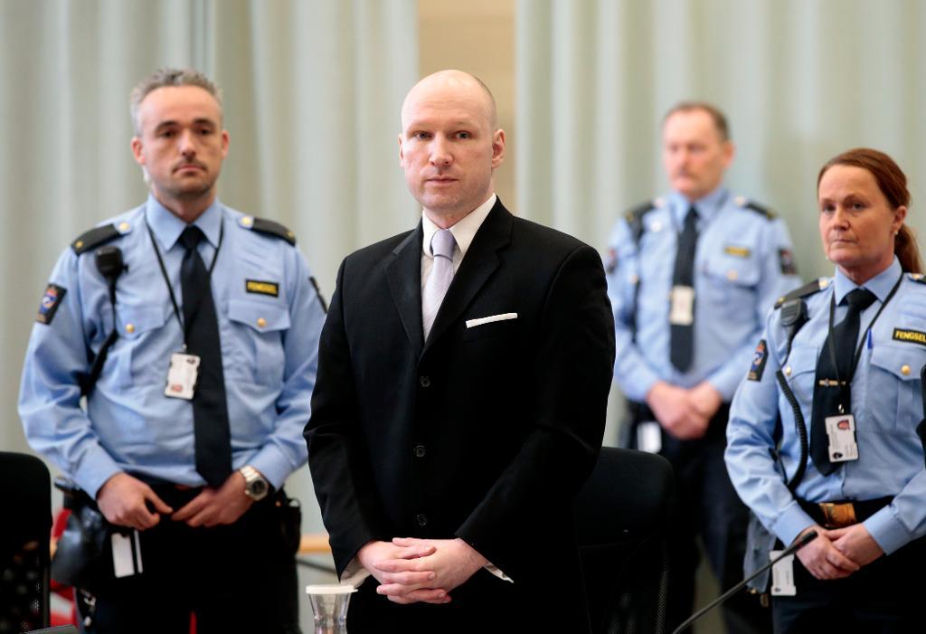 Anders Behring Breivik i den tillfälliga rättslokalen i fängelset i Skien där han delvis fick rätt mot norska staten i en stämning där han hävdade att behandlingen i fängelset bröt mot Europakonventionen mot de mänskliga rättigheterna. På tisdagen inleds en ny rättegång där saken prövas av högre instans.(Foto: Lisa Åserud/NTB Scanpix/TT)