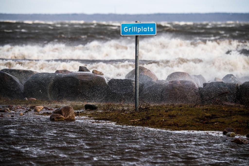 En översvämmad grillplats i hamnområdet på Revsudden i Kalmar under onsdagen, då flera nya vattenståndsrekord noterades i landet. (Foto: Suvad Mrkonjic/TT)