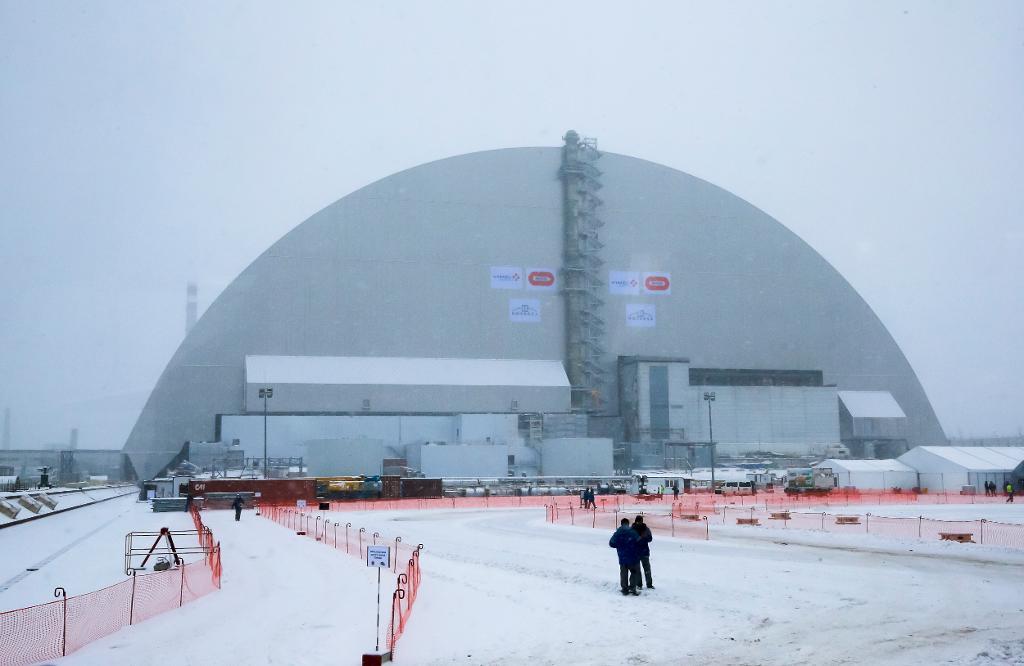 Det nya metallskyddet över reaktor fyra i Tjernobyl. (Foto: Efrem Lukatsky/AP/TT-arkivbild)