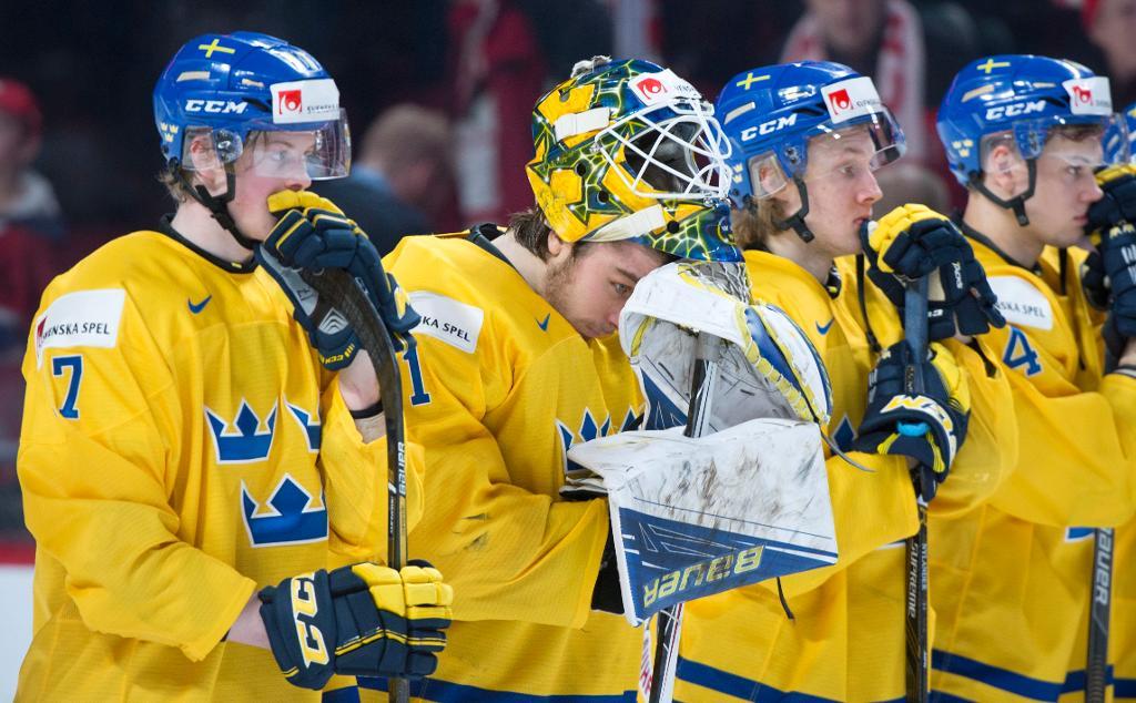 Besvikelsen var stor bland de svenska spelarna efter förlusten i bronsmatchen mot Ryssland i JVM. (Foto: Paul Chiasson/AP/TT)