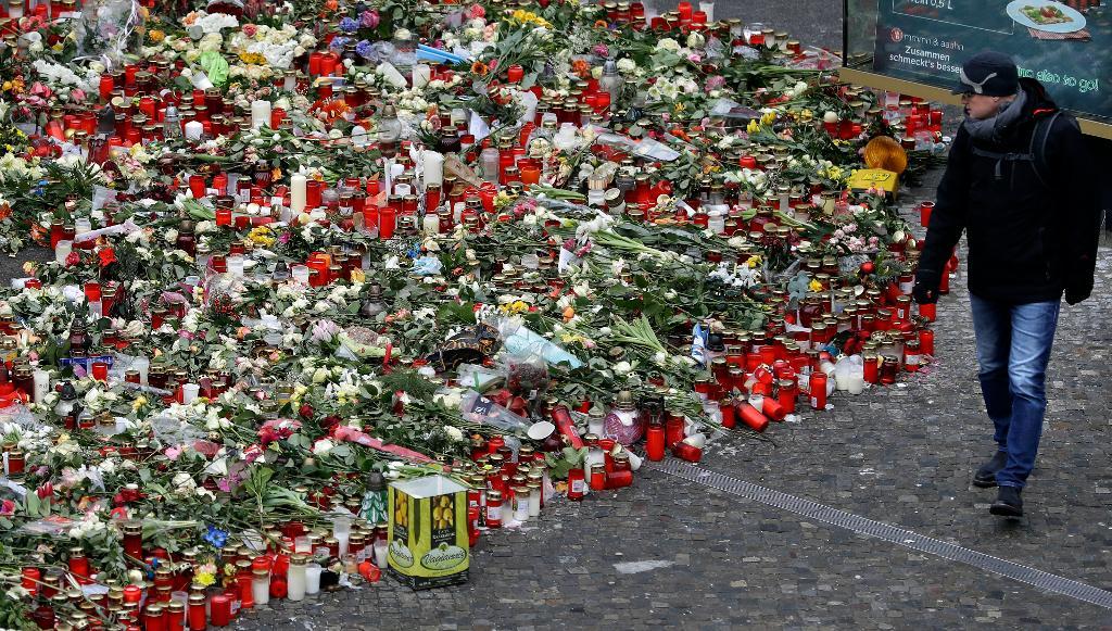 Blommor vid platsen för julmarknadsdådet i Berlin i december, då tolv människor dödades. (Foto: Michael Sohn/AP/TT)