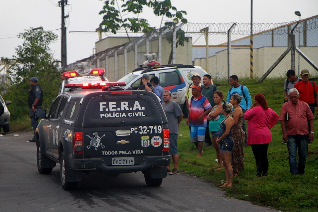 Släktingar till fångar samlades i måndags utanför fängelset Anisio Jobim i Manaus för att få information om vad som hänt. (Foto: Edmar Barros/AP/TT)