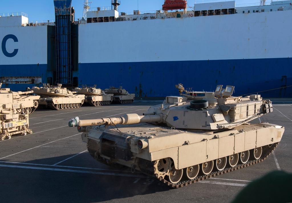 Amerikanska stridsvagnar i hamnen i Bremerhaven. (Foto: Ingo Wagner/AP/TT)