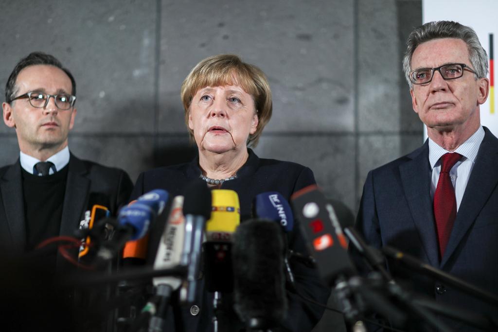Tysklands justitieminister Heiko Maas (SPD), förbundskansler Angela Merkel (CDU) och inrikesminister Thomas de Maizière (CDU). (Foto: Michael Kappeler/AP/TT-arkivbild)