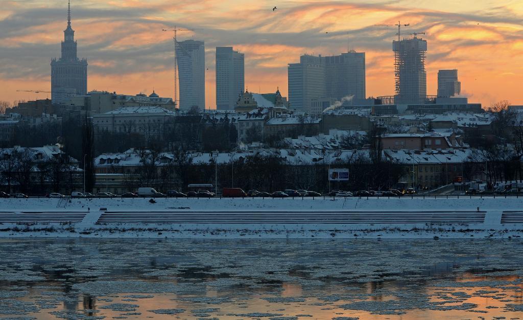 Förra vintern, som var ovanligt mild, omkom totalt 77 människor till följd av kyla i Polen.  (Foto: Alik Keplicz /AP/TT-arkivbild)