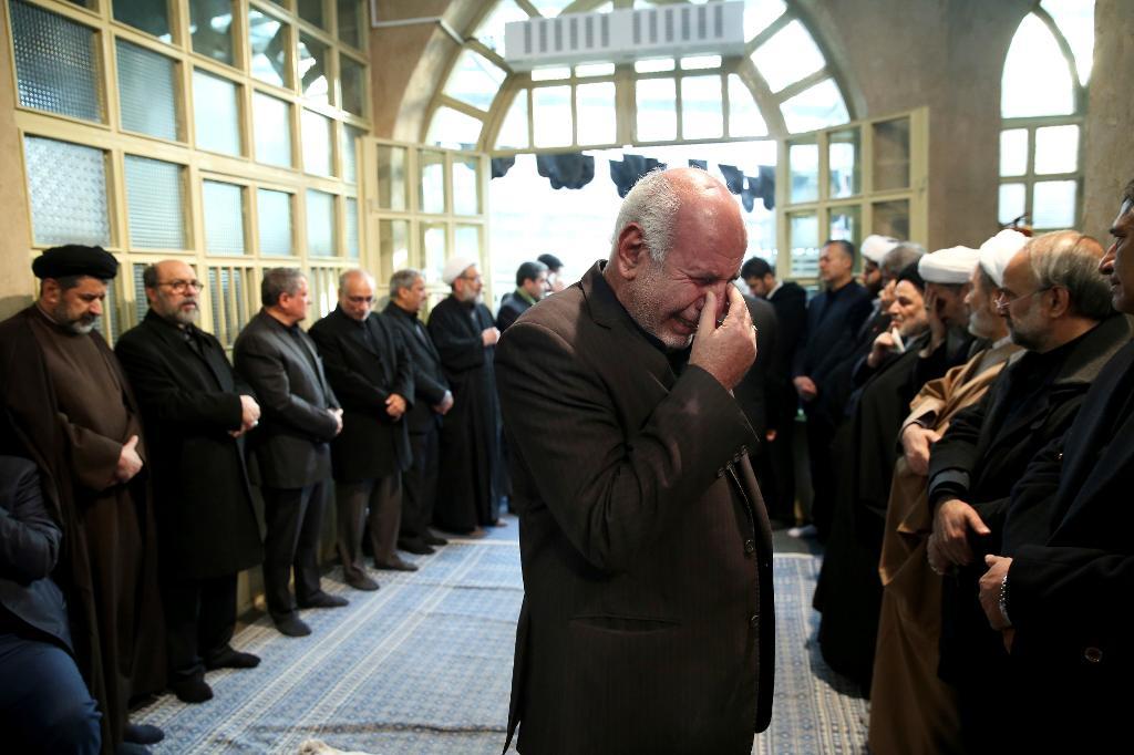 En man gråter under en sorgeceremoni för Akbar Hashemi Rafsanjani, som begravs i Teheran på tisdagen. (Foto: Ebrahim Noroozi/AP/TT)