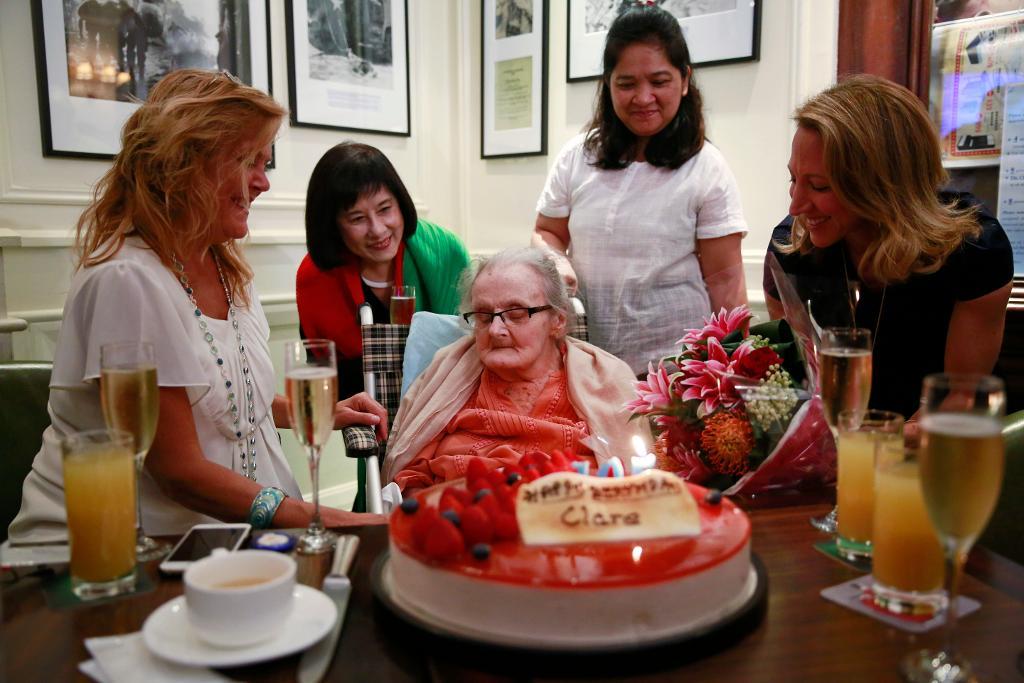 Clare Hollingworth firade sin 105-årsdag med champagne. (Foto: Kin Cheung/AP/TT)