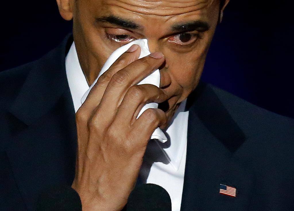 President Barack Obama torkar bort en tår under talet. (Foto: Charles Rex Arbogast /AP/TT)