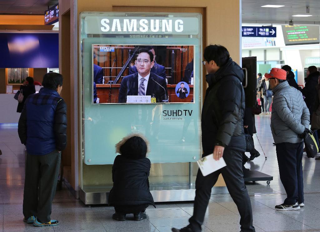 Samsungs vice ordförande Lee Jae-Yong vittnar i en tidigare parlamentsutfrågning i december. (Foto: Ahn Young-joon/AP/TT)